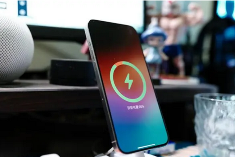 昭觉苹果15换屏服务分享用什么充电器给iPhone15充电更好 